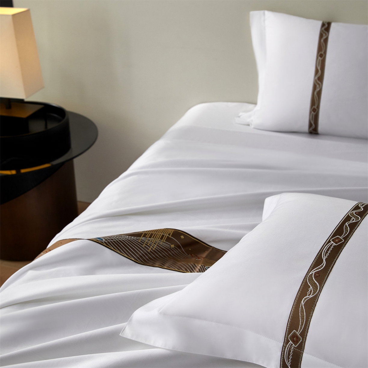 91家纺网 家纺一手货源 找家纺 罗菲尼酒店用品 2025新款高仿棉织带款酒店宾馆四件套 夏日  咖