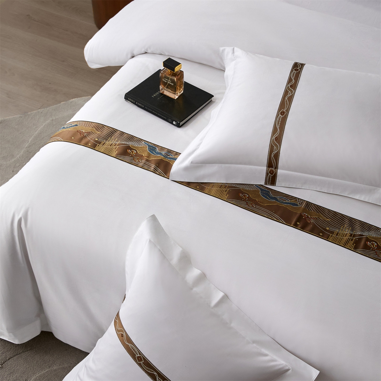 91家纺网 家纺一手货源 找家纺 罗菲尼酒店用品 2025新款高仿棉织带款酒店宾馆四件套 夏日  咖