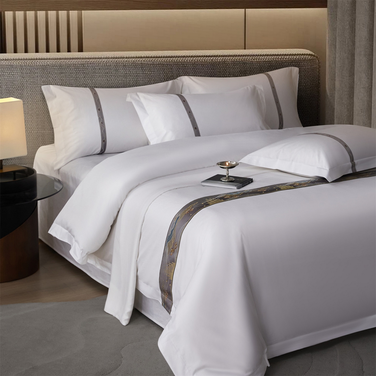 91家纺网 家纺一手货源 找家纺 罗菲尼酒店用品 2025新款高仿棉织带款酒店宾馆四件套 夏日  灰