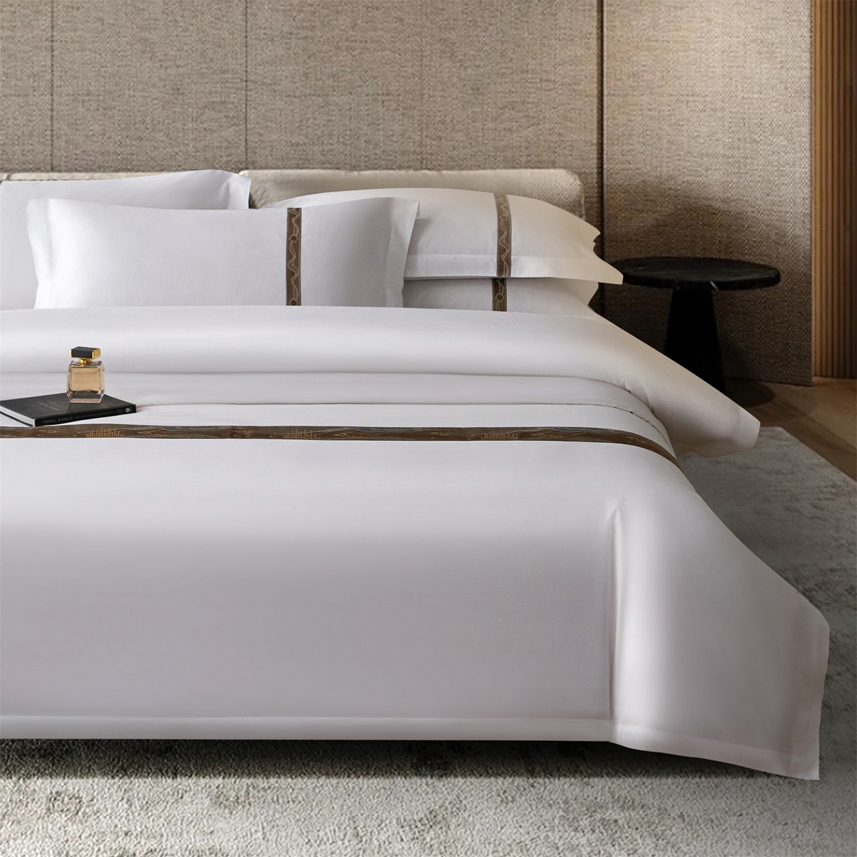 91家纺网 家纺一手货源 找家纺 罗菲尼酒店用品 2025新款高仿棉织带款酒店宾馆四件套 夏日  咖