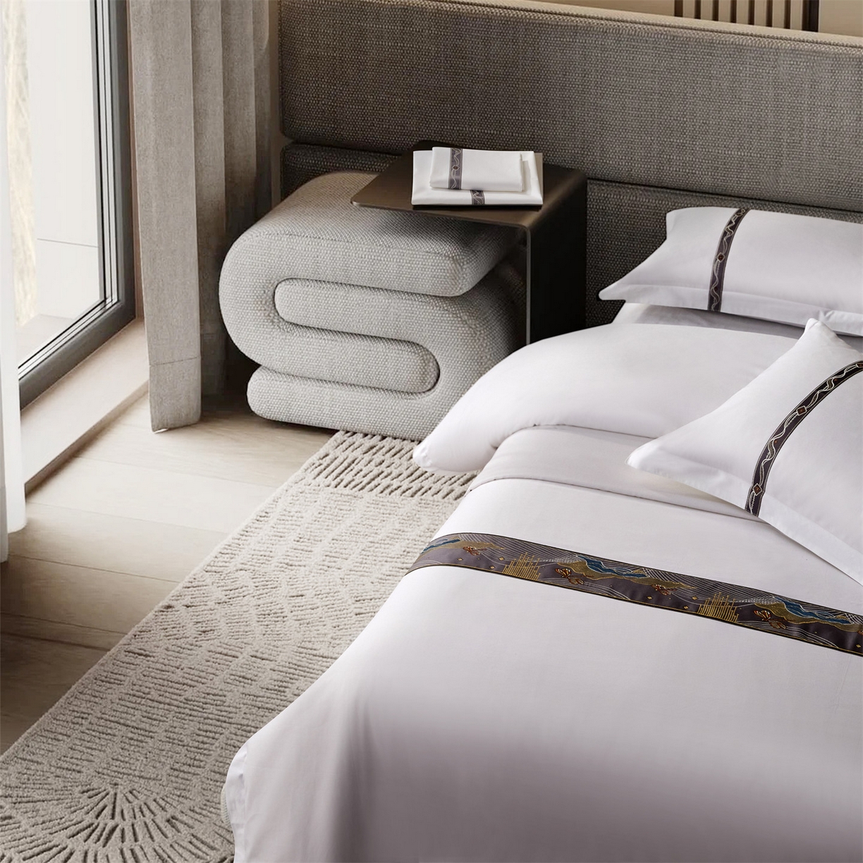 91家纺网 家纺一手货源 找家纺 罗菲尼酒店用品 2025新款高仿棉织带款酒店宾馆四件套 夏日  灰