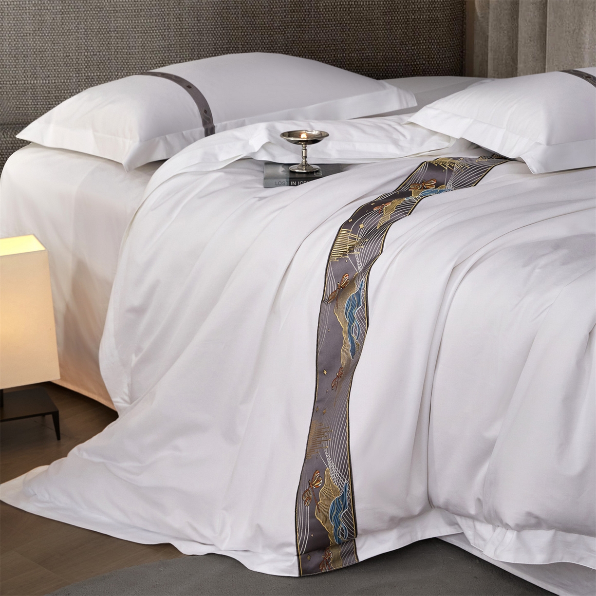 91家纺网 家纺一手货源 找家纺 罗菲尼酒店用品 2025新款高仿棉织带款酒店宾馆四件套 夏日  灰