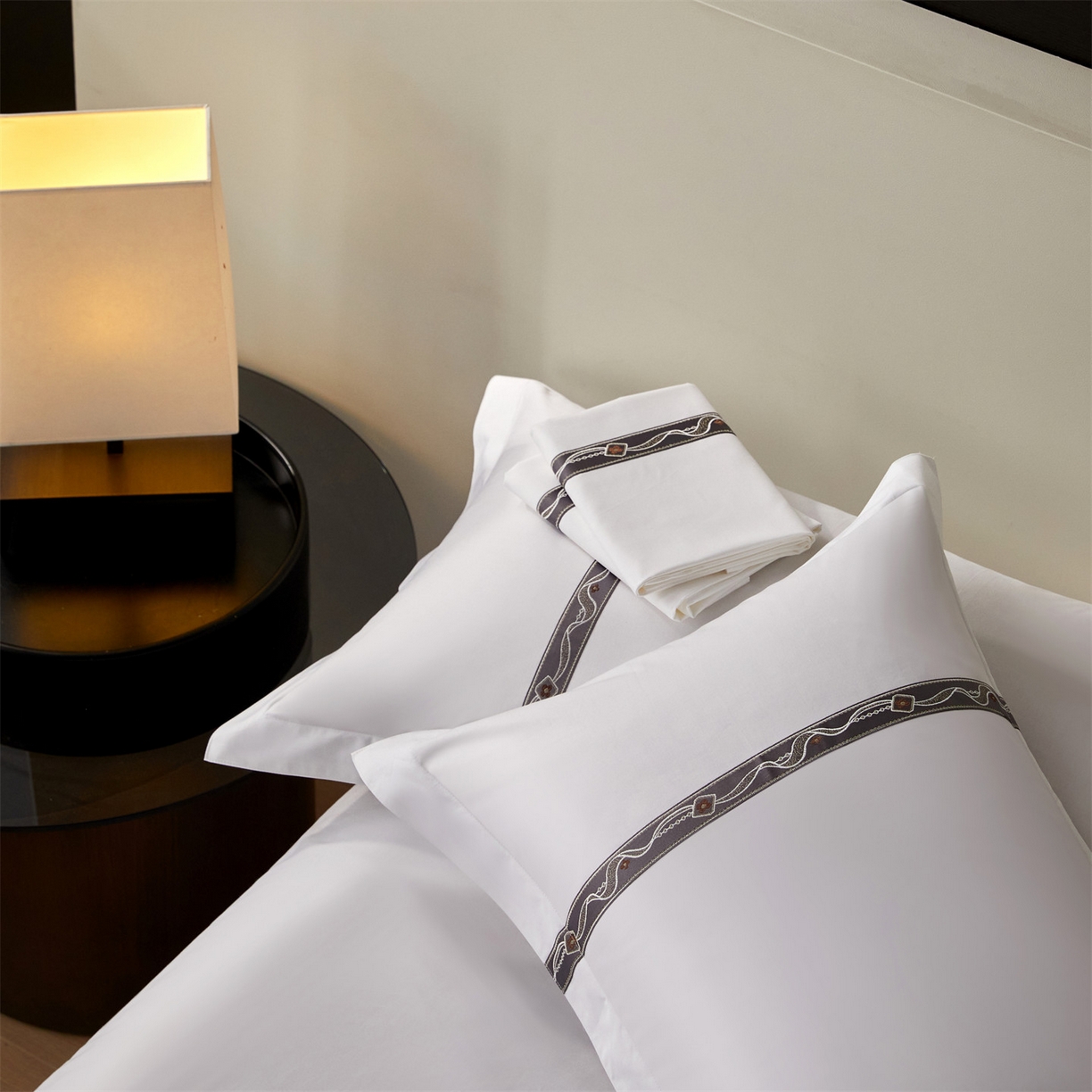 91家纺网 家纺一手货源 找家纺 罗菲尼酒店用品 2025新款高仿棉织带款酒店宾馆四件套 夏日  灰