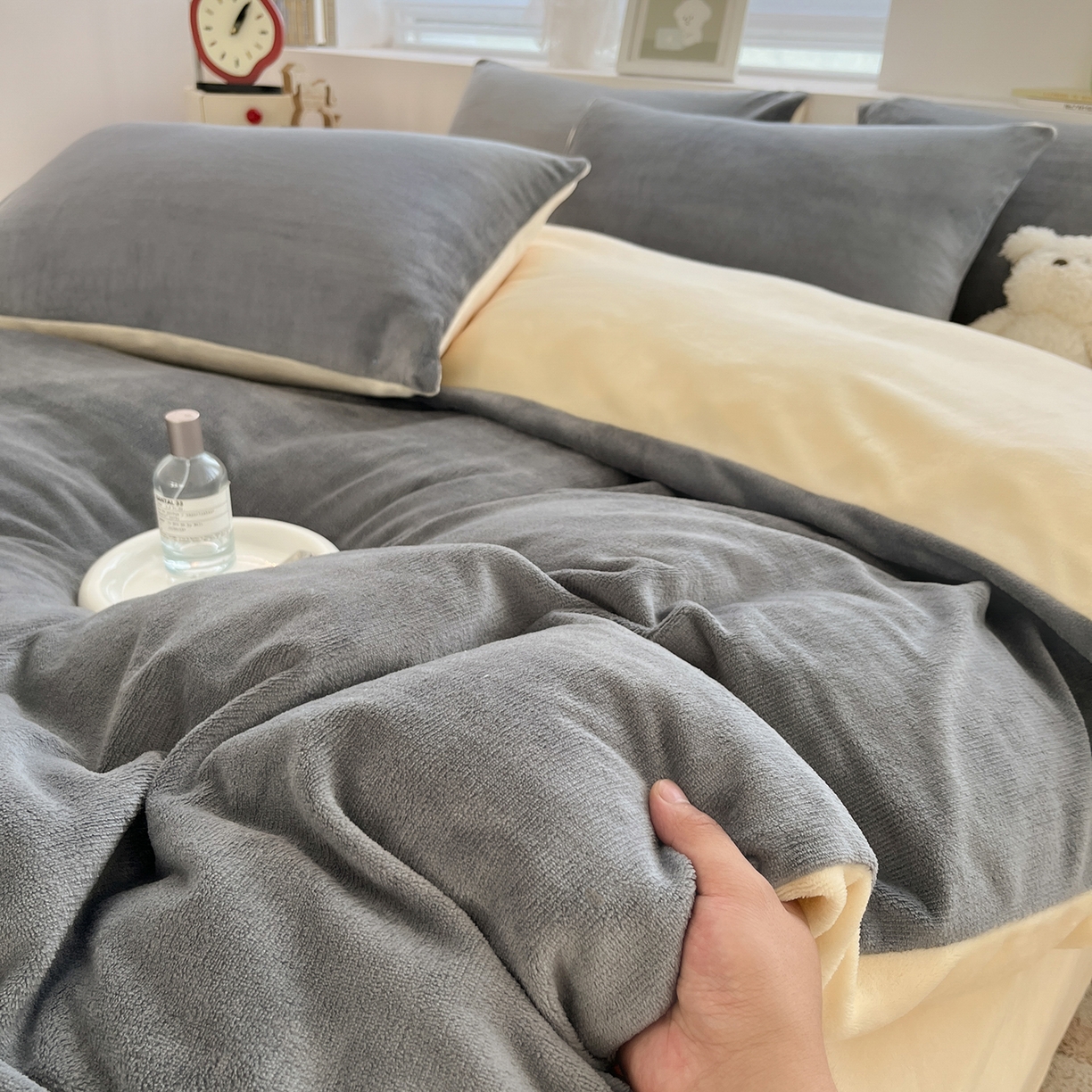 91家纺网 家纺一手货源 找家纺 汣沐生活 2025新款牛奶绒双拼四件套系列 暖雾眠期