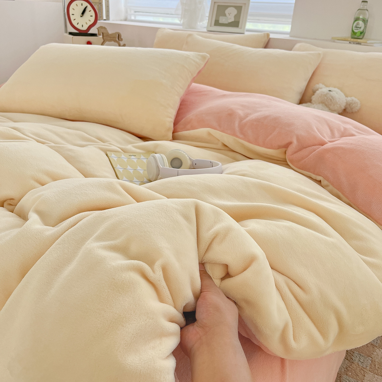 91家纺网 家纺一手货源 找家纺 汣沐生活 2025新款牛奶绒双拼四件套系列 蜜桃奶油