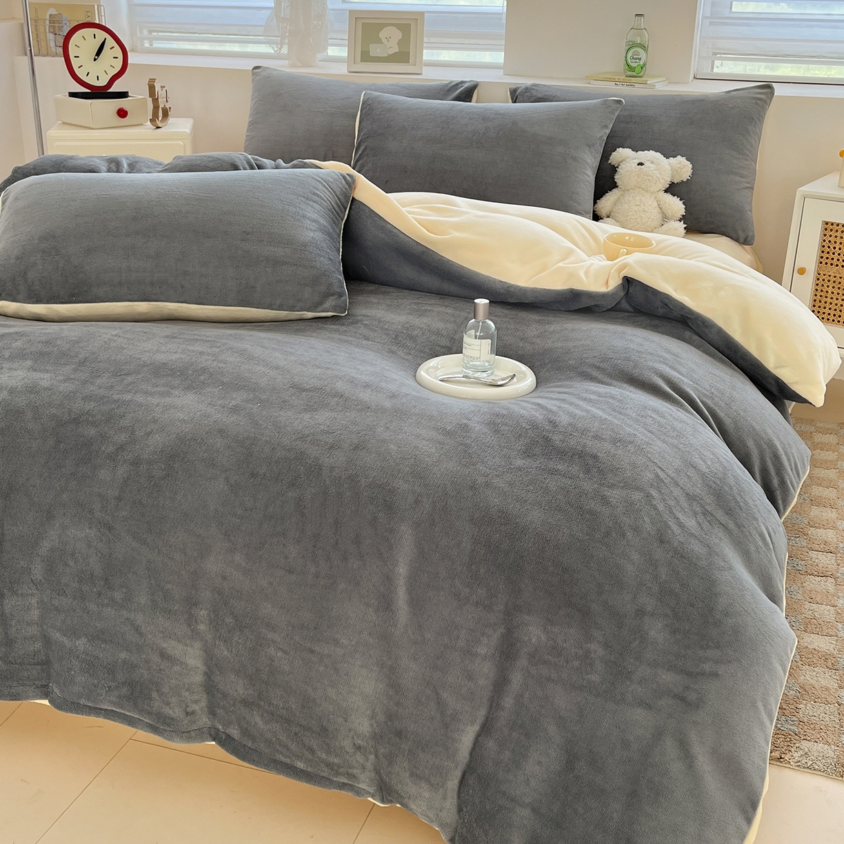 91家纺网 家纺一手货源 找家纺 汣沐生活 2025新款牛奶绒双拼四件套系列 暖雾眠期