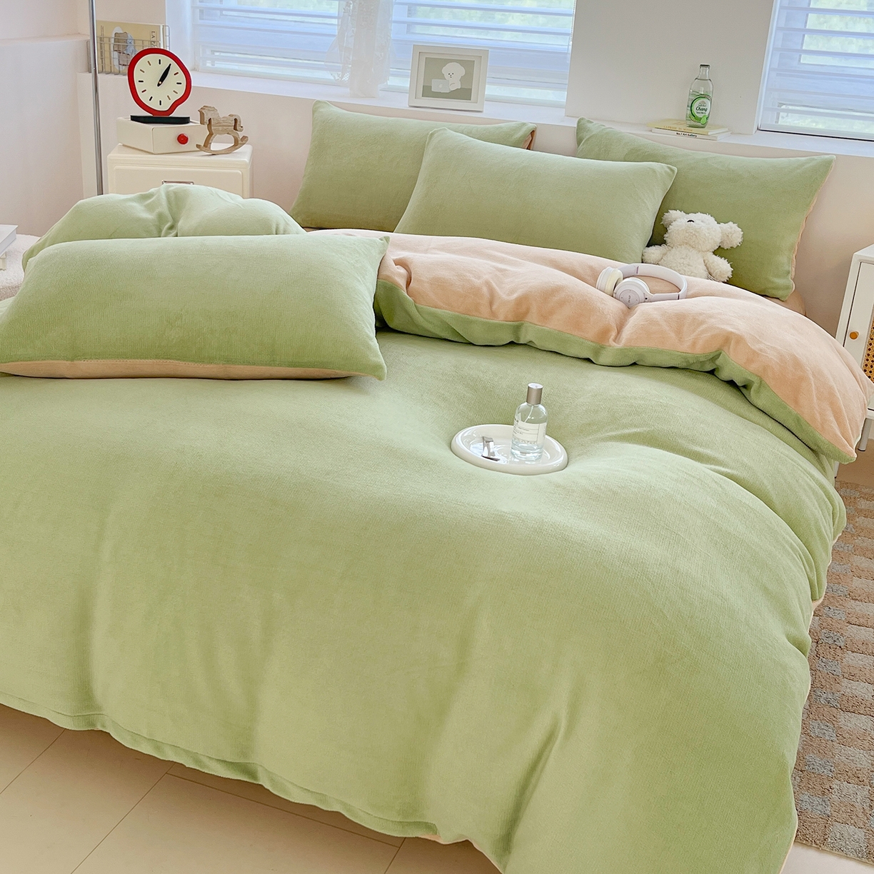 91家纺网 家纺一手货源 找家纺 汣沐生活 2025新款牛奶绒双拼四件套系列 抹茶奶咖