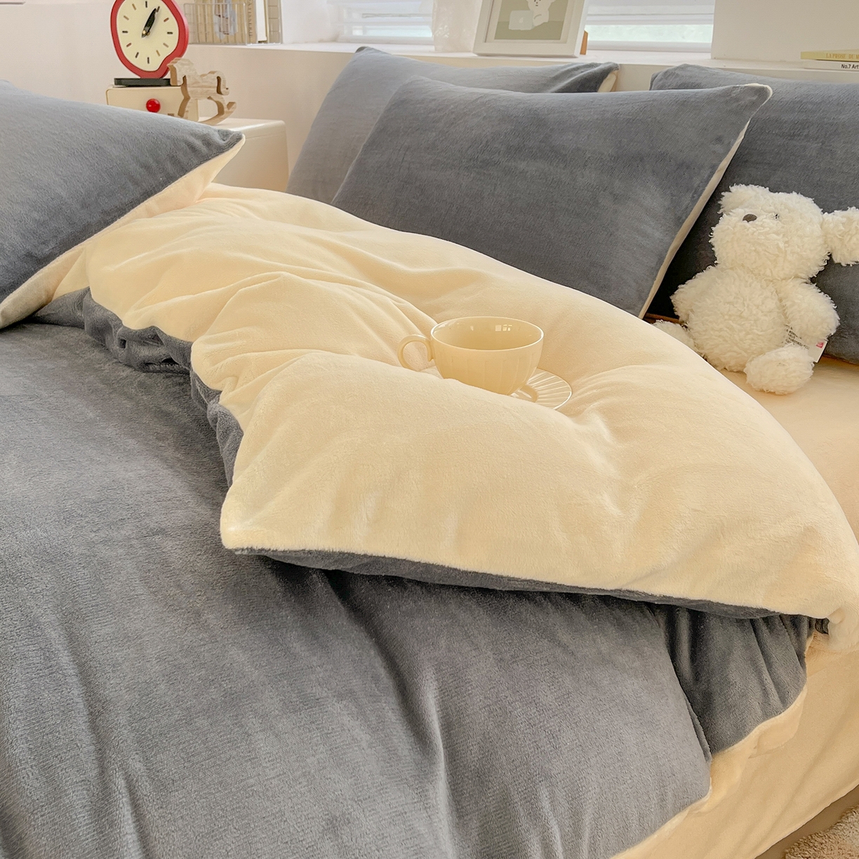 91家纺网 家纺一手货源 找家纺 汣沐生活 2025新款牛奶绒双拼四件套系列 暖雾眠期