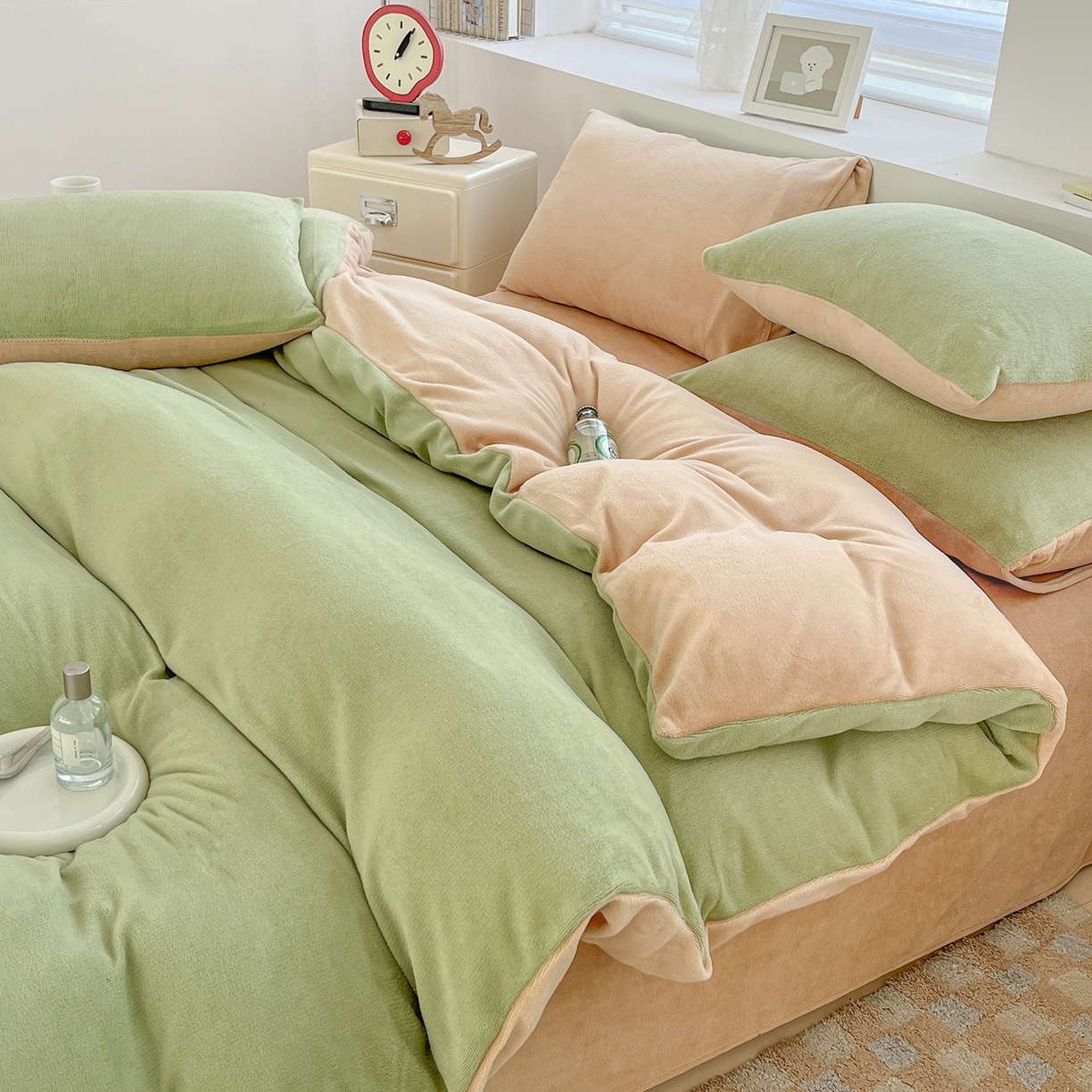 91家纺网 家纺一手货源 找家纺 汣沐生活 2025新款牛奶绒双拼四件套系列 抹茶奶咖