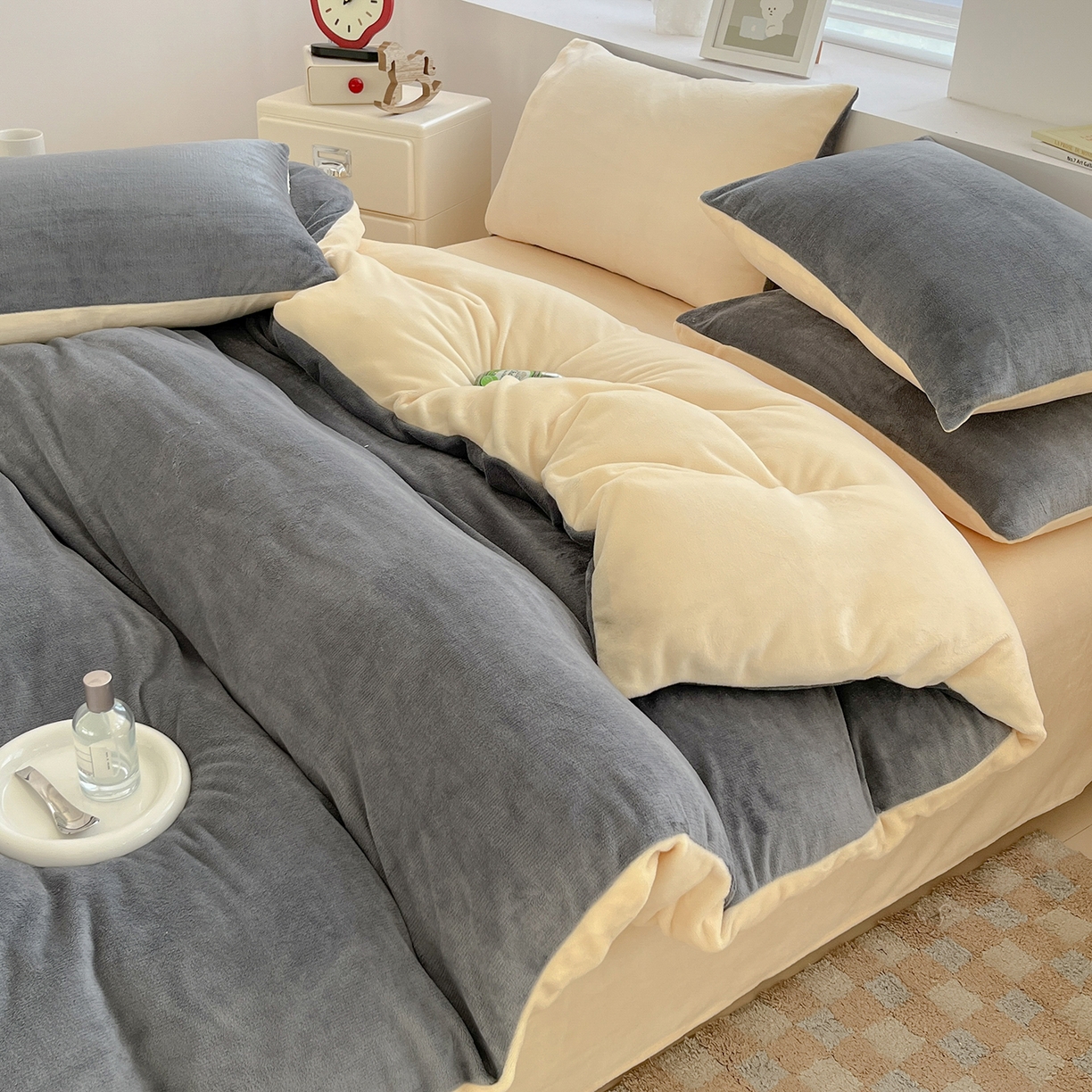 91家纺网 家纺一手货源 找家纺 汣沐生活 2025新款牛奶绒双拼四件套系列 暖雾眠期