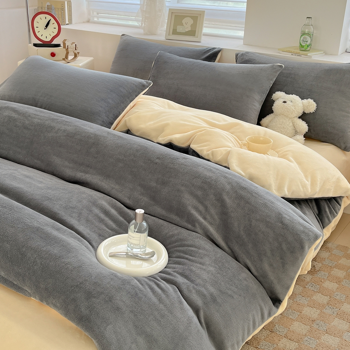 91家纺网 家纺一手货源 找家纺 汣沐生活 2025新款牛奶绒双拼四件套系列 暖雾眠期