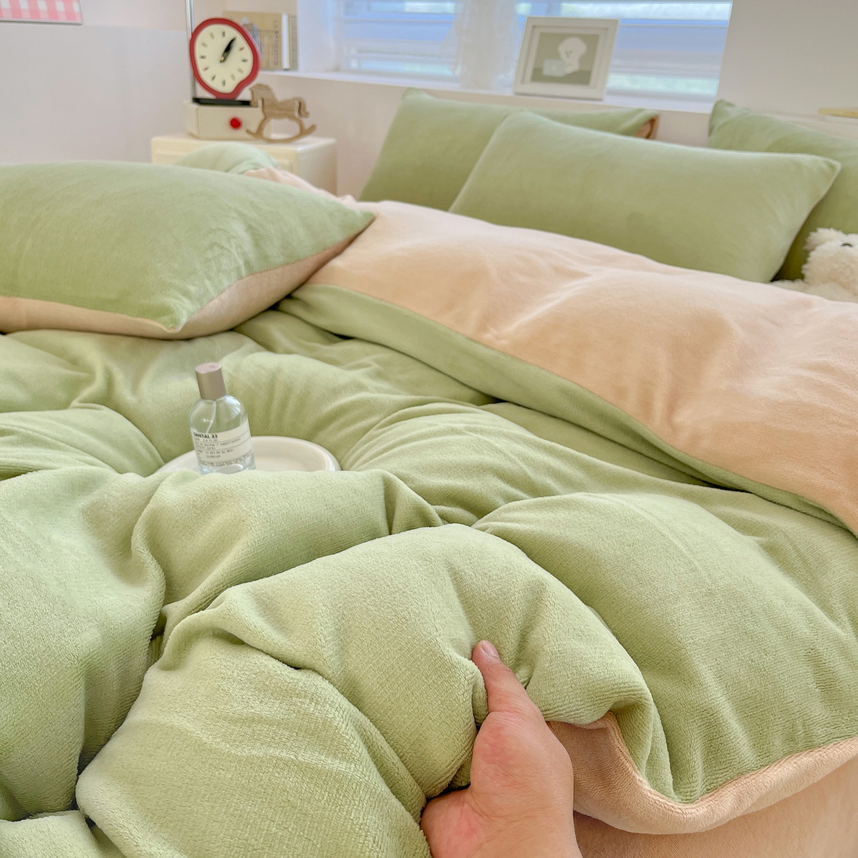 91家纺网 家纺一手货源 找家纺 汣沐生活 2025新款牛奶绒双拼四件套系列 抹茶奶咖