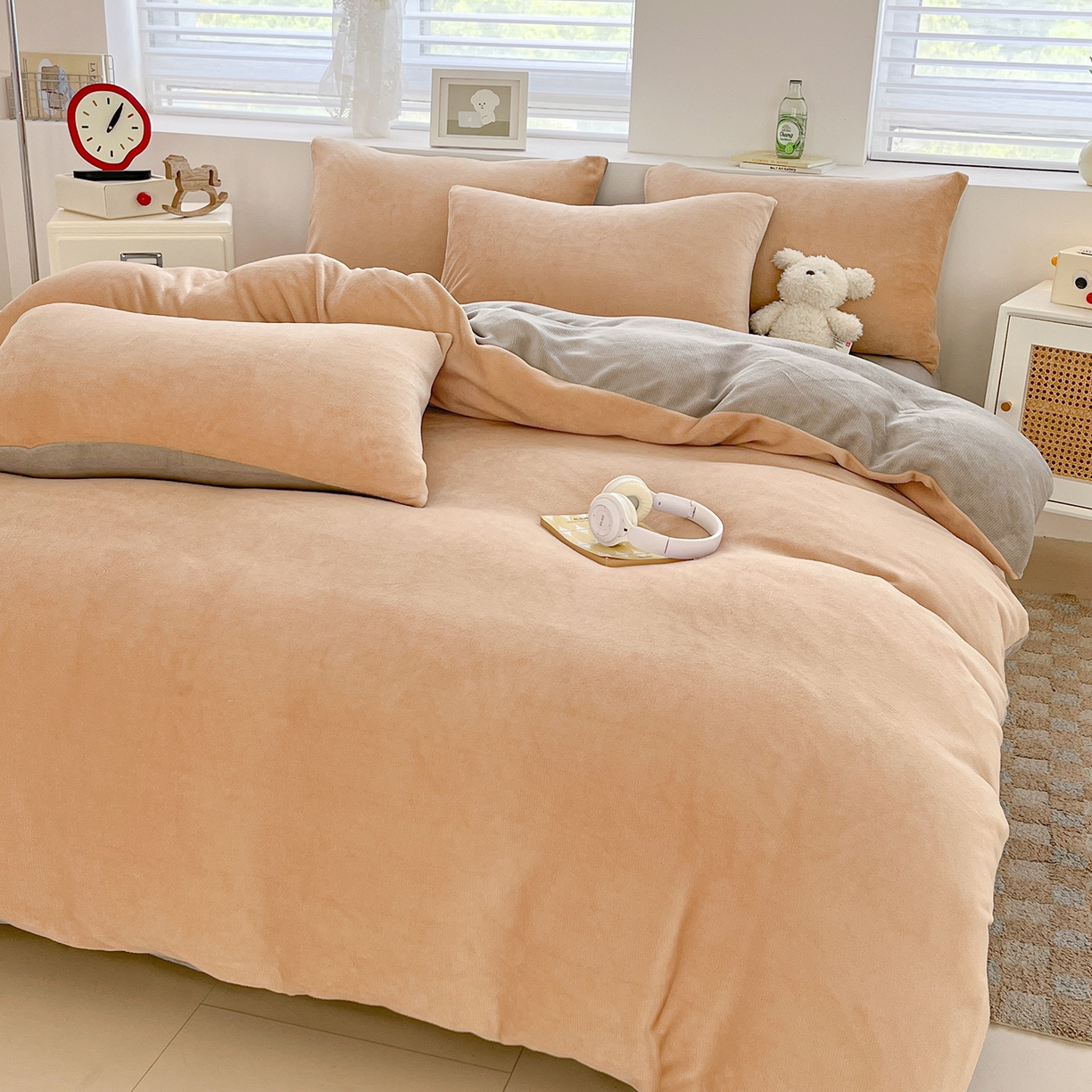 91家纺网 家纺一手货源 找家纺 汣沐生活 2025新款牛奶绒双拼四件套系列 糯棕灰糖