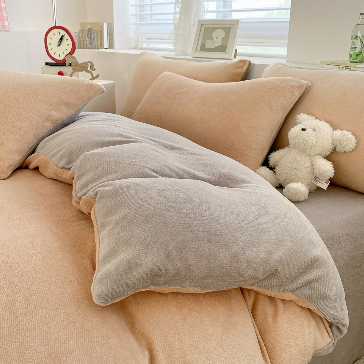 91家纺网 家纺一手货源 找家纺 汣沐生活 2025新款牛奶绒双拼四件套系列 糯棕灰糖