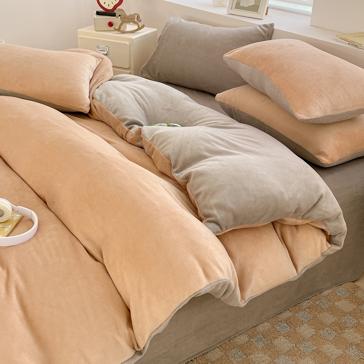 91家纺网 家纺一手货源 找家纺 汣沐生活 2025新款牛奶绒双拼四件套系列 糯棕灰糖