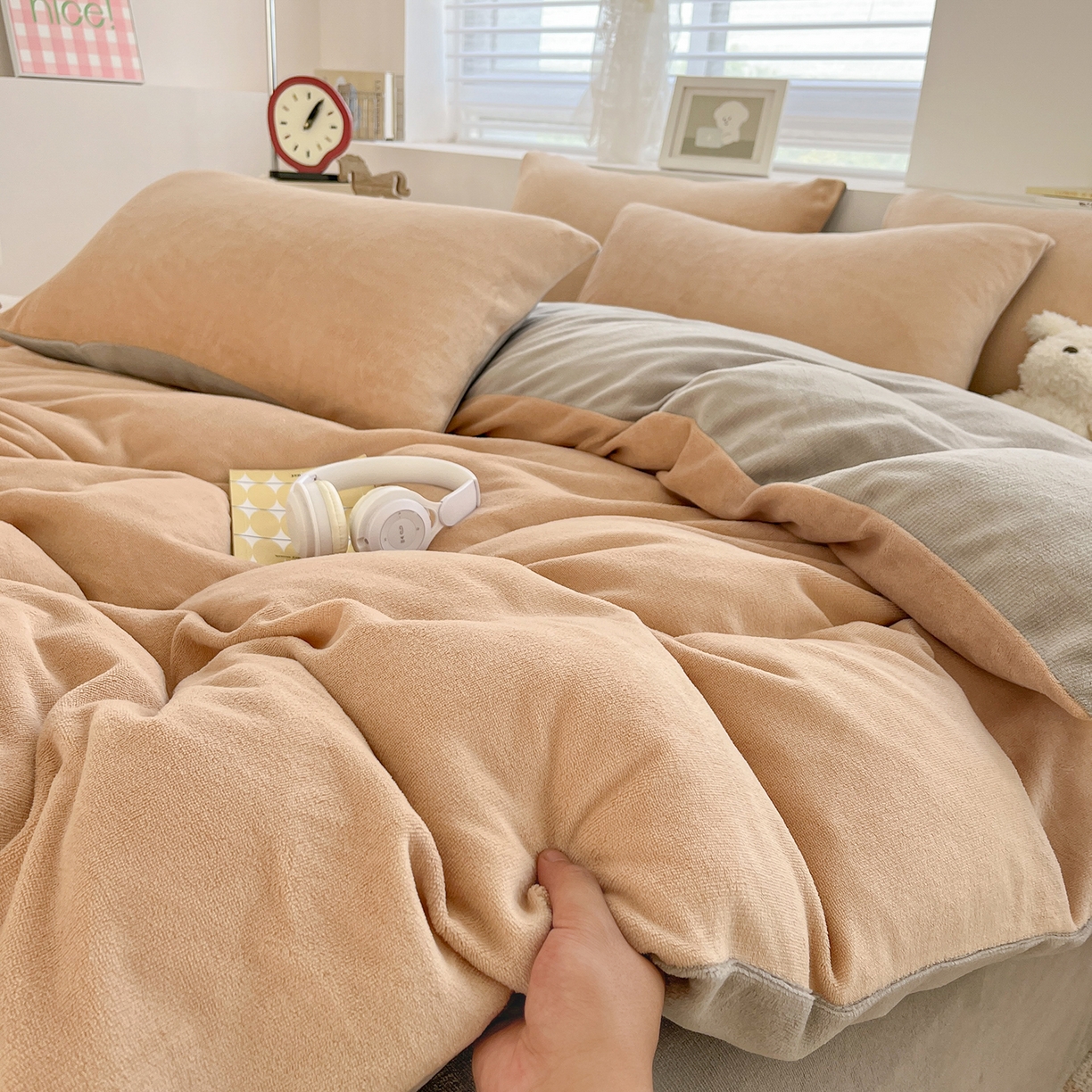 91家纺网 家纺一手货源 找家纺 汣沐生活 2025新款牛奶绒双拼四件套系列 糯棕灰糖