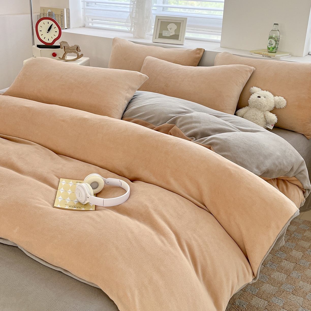 91家纺网 家纺一手货源 找家纺 汣沐生活 2025新款牛奶绒双拼四件套系列 糯棕灰糖