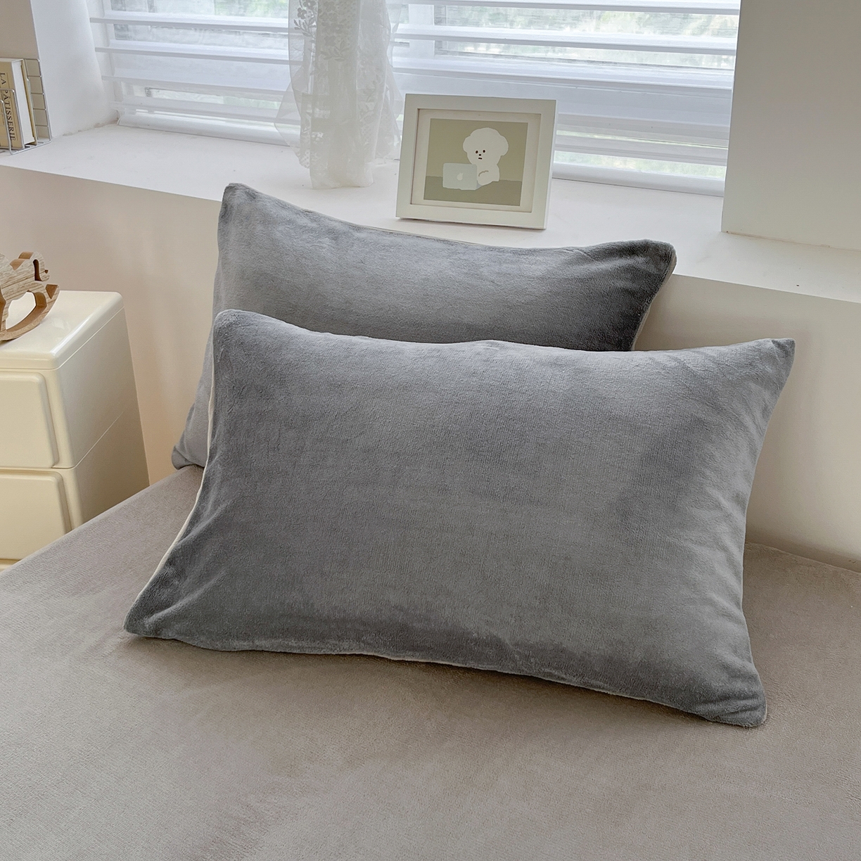 91家纺网 家纺一手货源 找家纺 汣沐生活 2025新款牛奶绒双拼四件套系列 暖屿灰眠