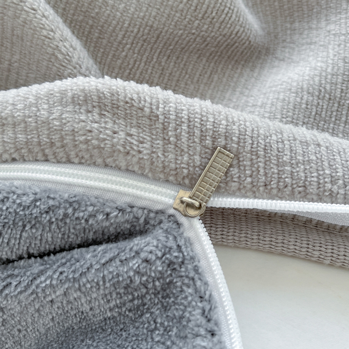 91家纺网 家纺一手货源 找家纺 汣沐生活 2025新款牛奶绒双拼四件套系列 暖屿灰眠