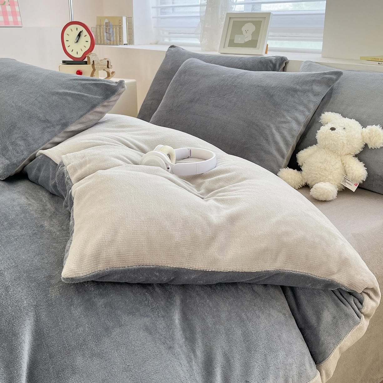 91家纺网 家纺一手货源 找家纺 汣沐生活 2025新款牛奶绒双拼四件套系列 暖屿灰眠