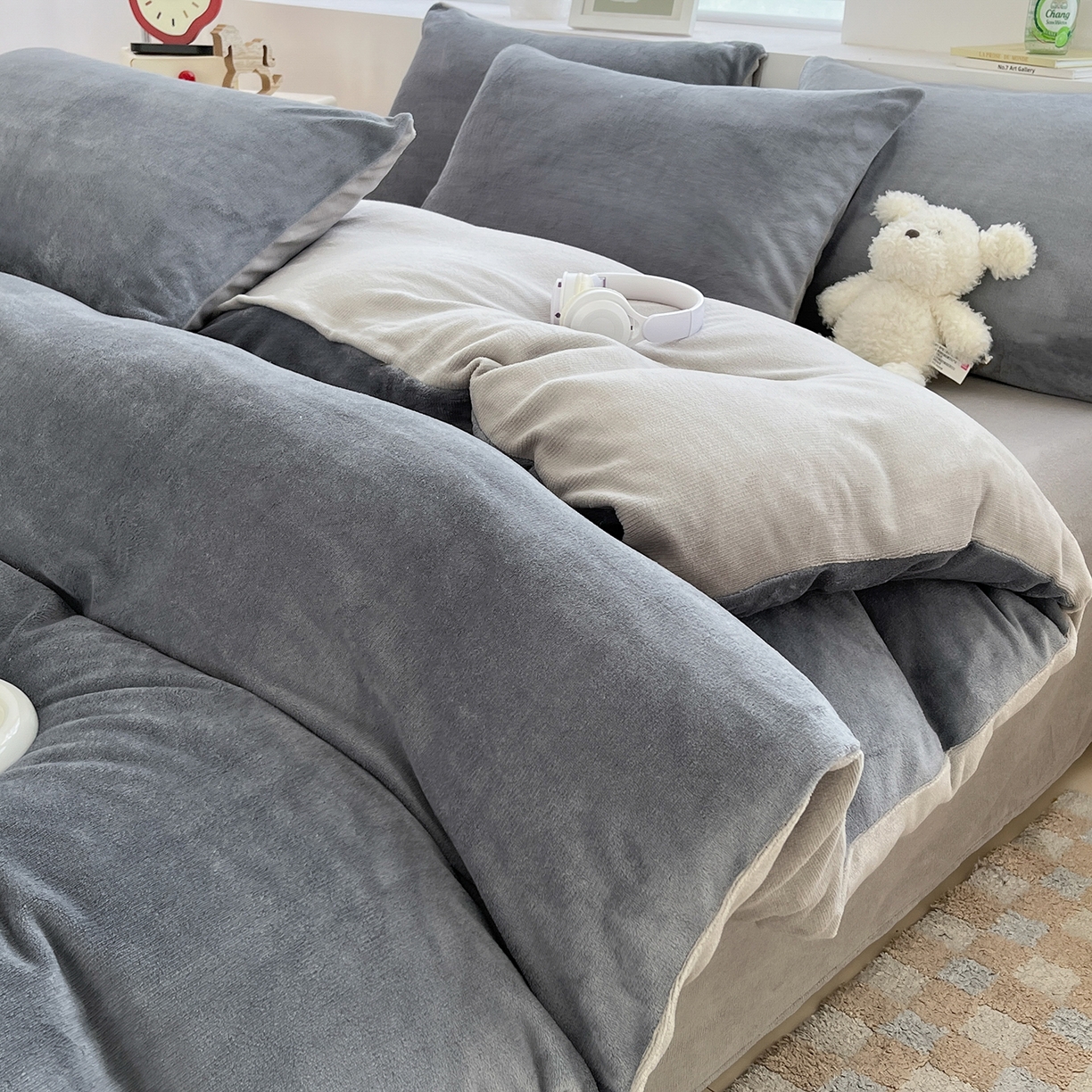 91家纺网 家纺一手货源 找家纺 汣沐生活 2025新款牛奶绒双拼四件套系列 暖屿灰眠