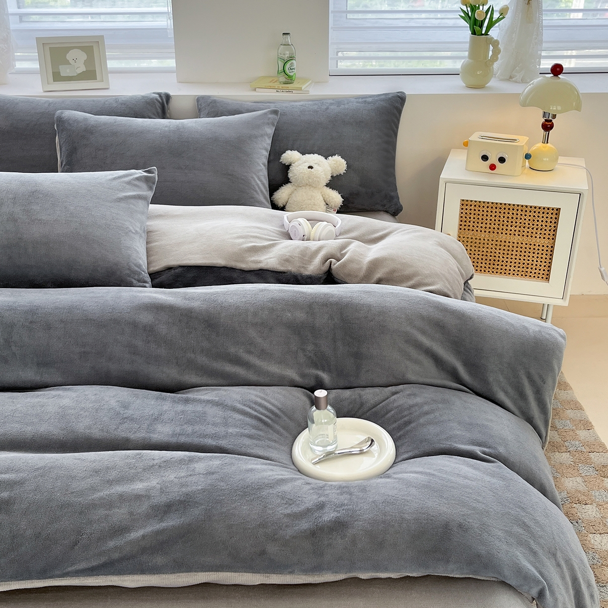 91家纺网 家纺一手货源 找家纺 汣沐生活 2025新款牛奶绒双拼四件套系列 暖屿灰眠