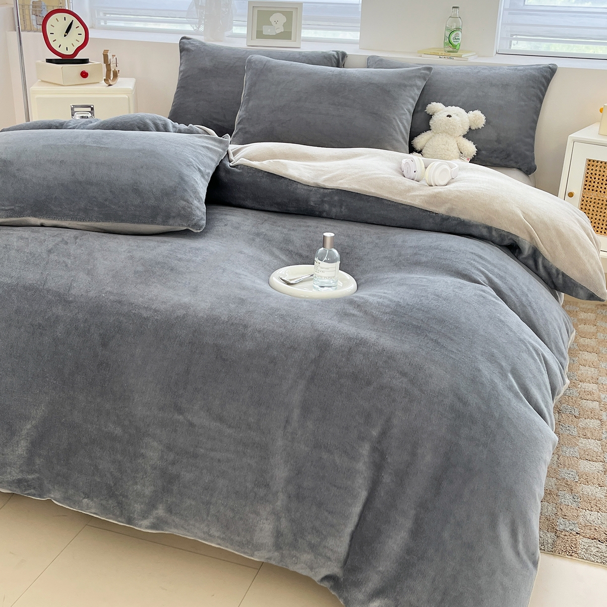 91家纺网 家纺一手货源 找家纺 汣沐生活 2025新款牛奶绒双拼四件套系列 暖屿灰眠