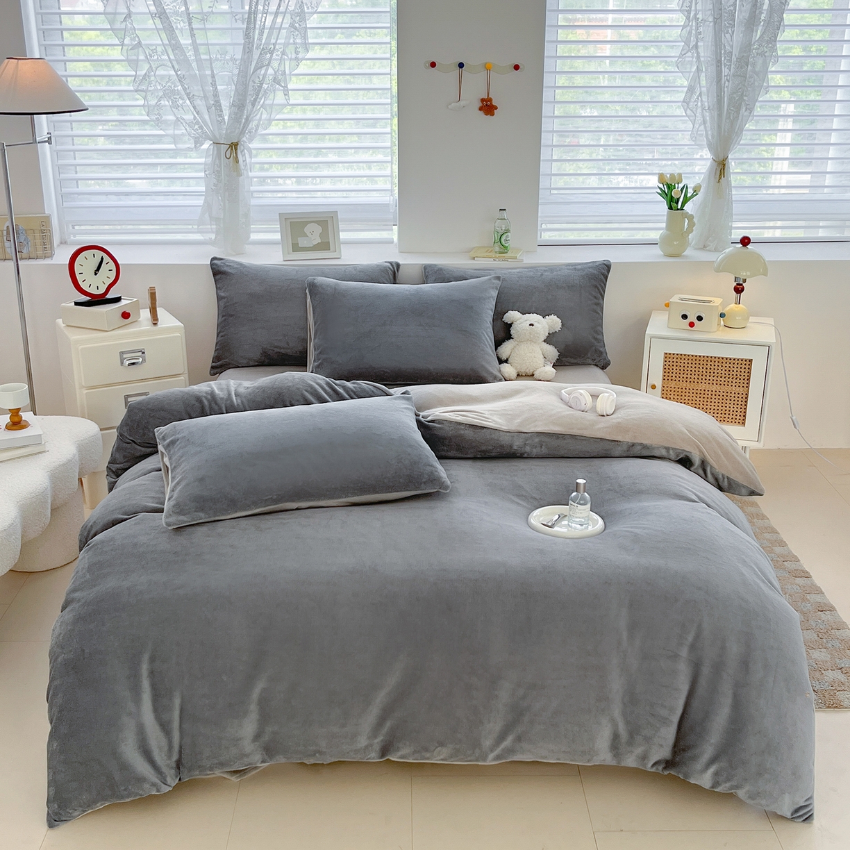 91家纺网 家纺一手货源 找家纺 汣沐生活 2025新款牛奶绒双拼四件套系列 暖屿灰眠