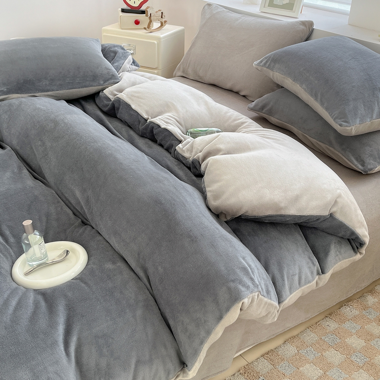 91家纺网 家纺一手货源 找家纺 汣沐生活 2025新款牛奶绒双拼四件套系列 暖屿灰眠