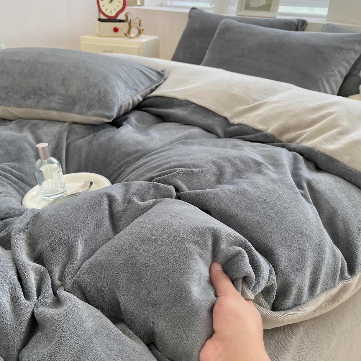 91家纺网 家纺一手货源 找家纺 汣沐生活 2025新款牛奶绒双拼四件套系列 暖屿灰眠