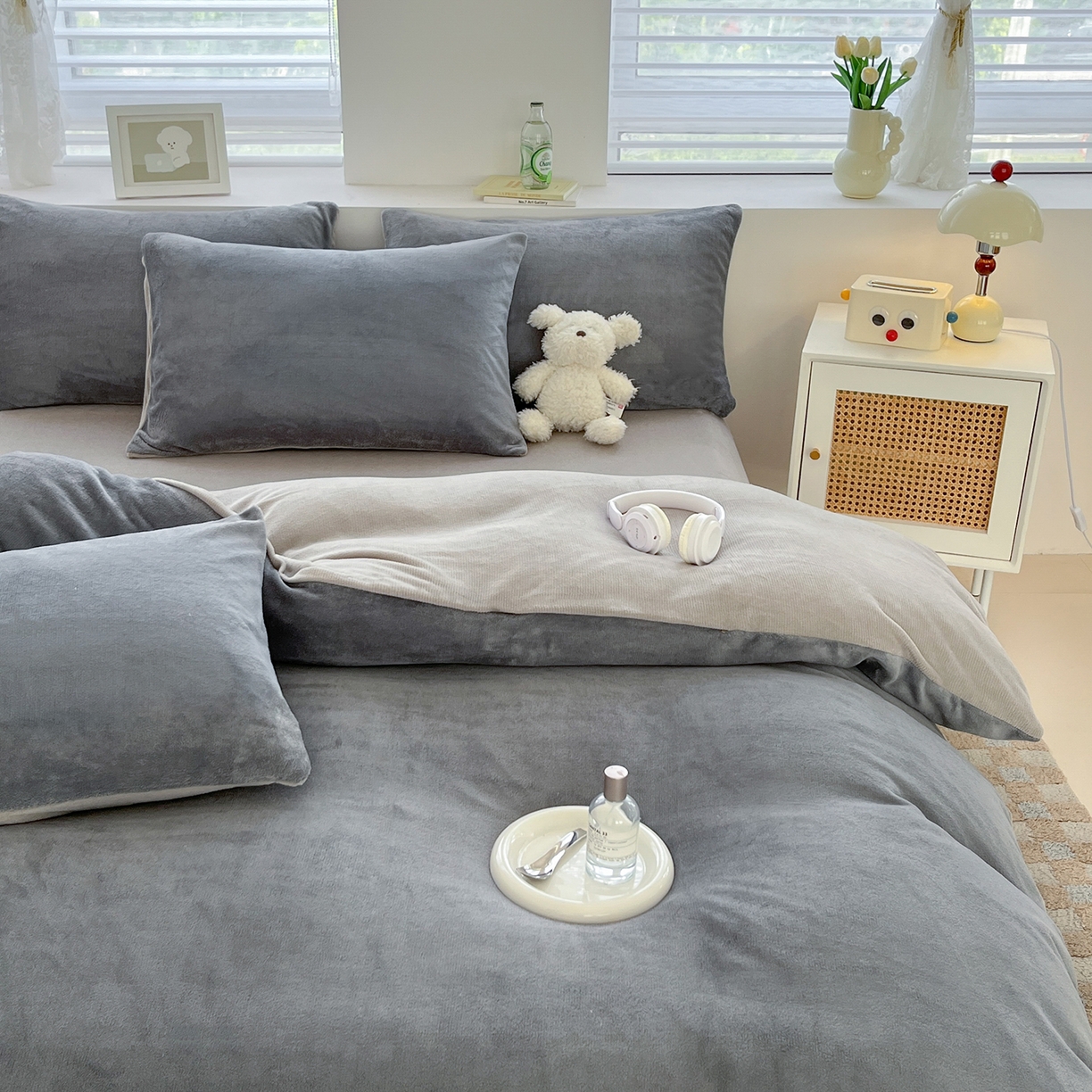 91家纺网 家纺一手货源 找家纺 汣沐生活 2025新款牛奶绒双拼四件套系列 暖屿灰眠