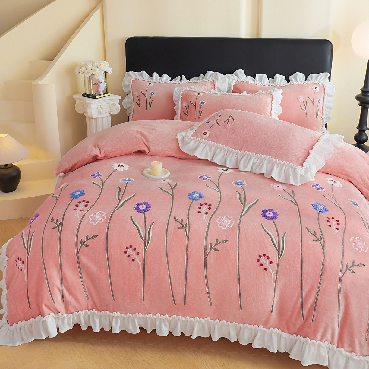 91家纺网 家纺一手货源 找家纺 孟鑫家纺 2025新款230克高克重韩版毛巾绣牛奶绣花四件套床单床盖款被套-花香四溢 花香四溢-豆沙