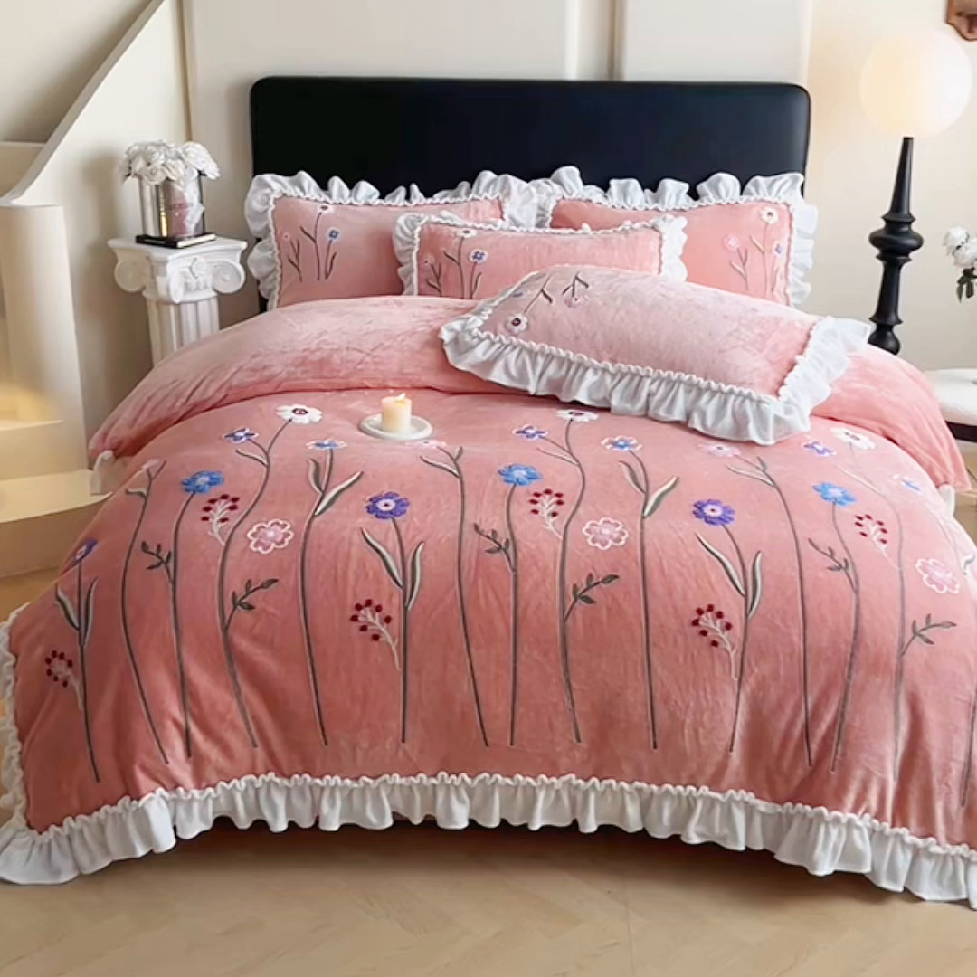 91家纺网 家纺一手货源 找家纺 孟鑫家纺 2025新款230克高克重韩版毛巾绣牛奶绣花四件套床单床盖款被套-花香四溢 花香四溢-豆沙