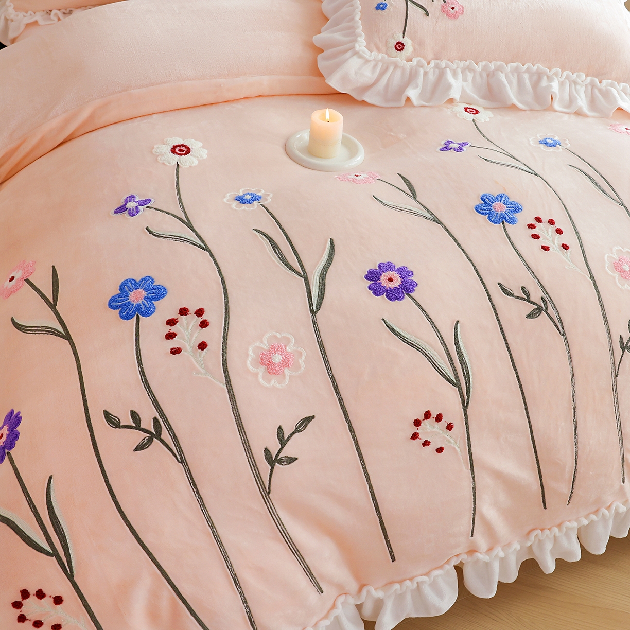 91家纺网 家纺一手货源 找家纺 孟鑫家纺 2025新款230克高克重韩版毛巾绣牛奶绣花四件套床单床盖款被套-花香四溢 花香四溢-粉玉