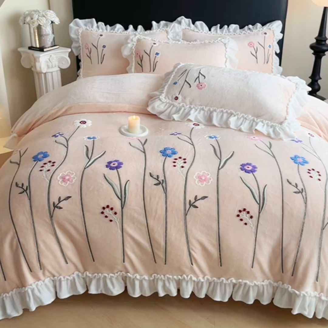 91家纺网 家纺一手货源 找家纺 孟鑫家纺 2025新款230克高克重韩版毛巾绣牛奶绣花四件套床单床盖款被套-花香四溢 花香四溢-粉玉