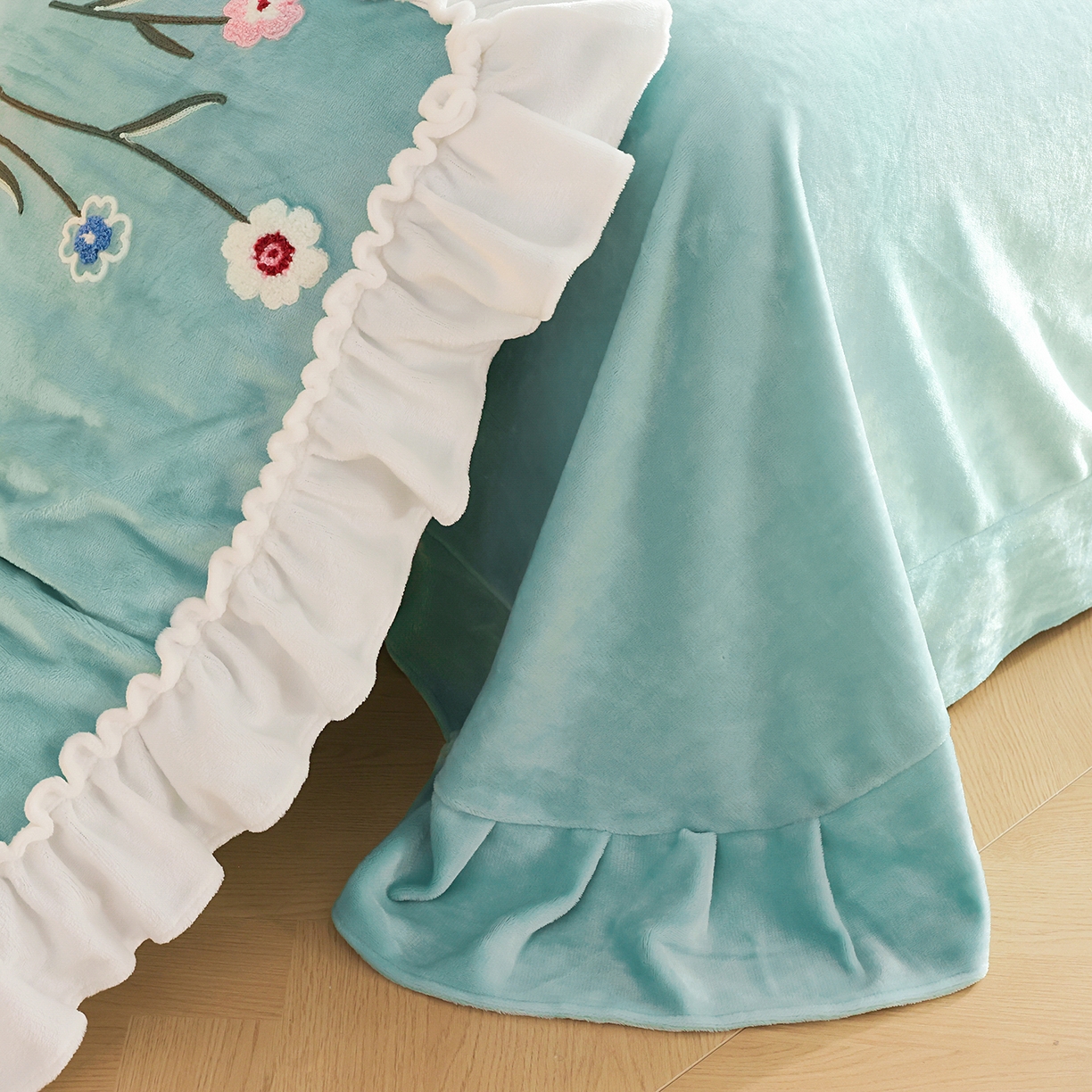 91家纺网 家纺一手货源 找家纺 孟鑫家纺 2025新款230克高克重韩版毛巾绣牛奶绣花四件套床单床盖款被套-花香四溢 花香四溢-湖兰