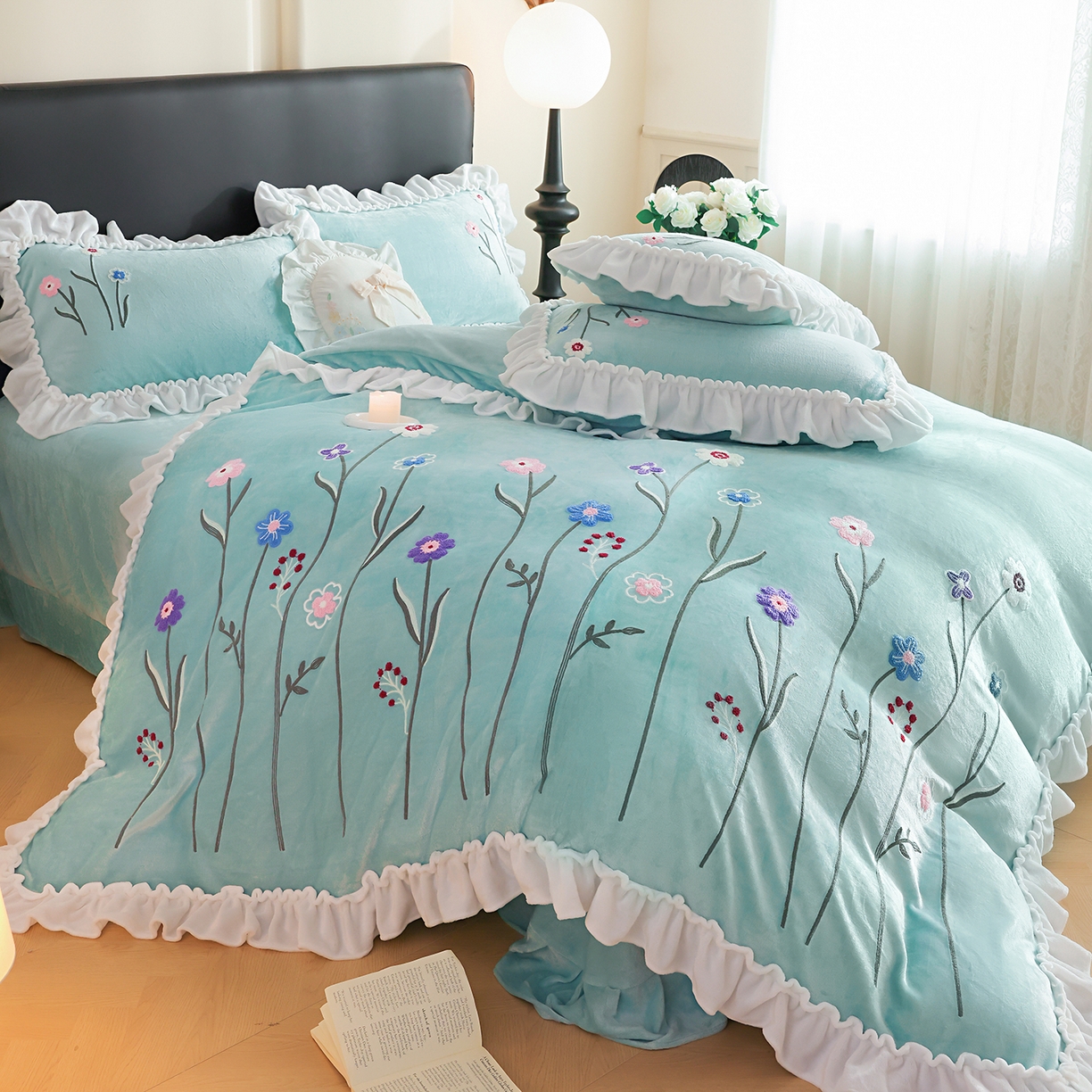 91家纺网 家纺一手货源 找家纺 孟鑫家纺 2025新款230克高克重韩版毛巾绣牛奶绣花四件套床单床盖款被套-花香四溢 花香四溢-湖兰