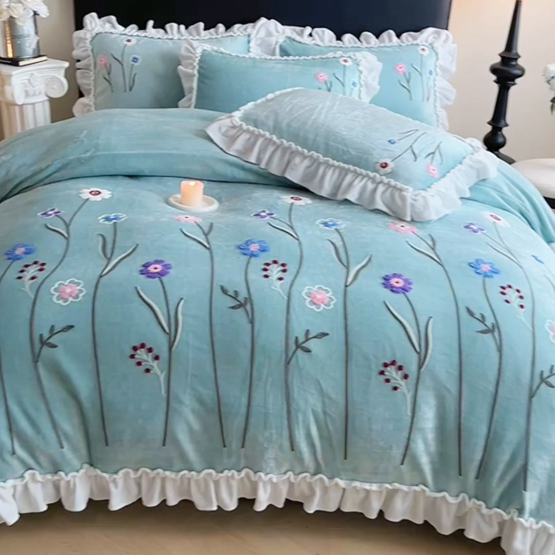 91家纺网 家纺一手货源 找家纺 孟鑫家纺 2025新款230克高克重韩版毛巾绣牛奶绣花四件套床单床盖款被套-花香四溢 花香四溢-湖兰