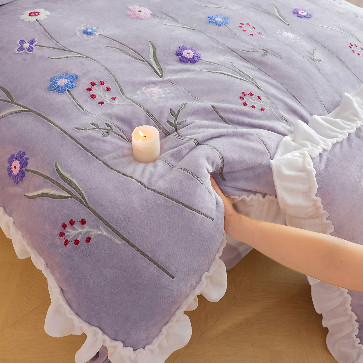 91家纺网 家纺一手货源 找家纺 孟鑫家纺 2025新款230克高克重韩版毛巾绣牛奶绣花四件套床单床盖款被套-花香四溢 花香四溢-灰紫