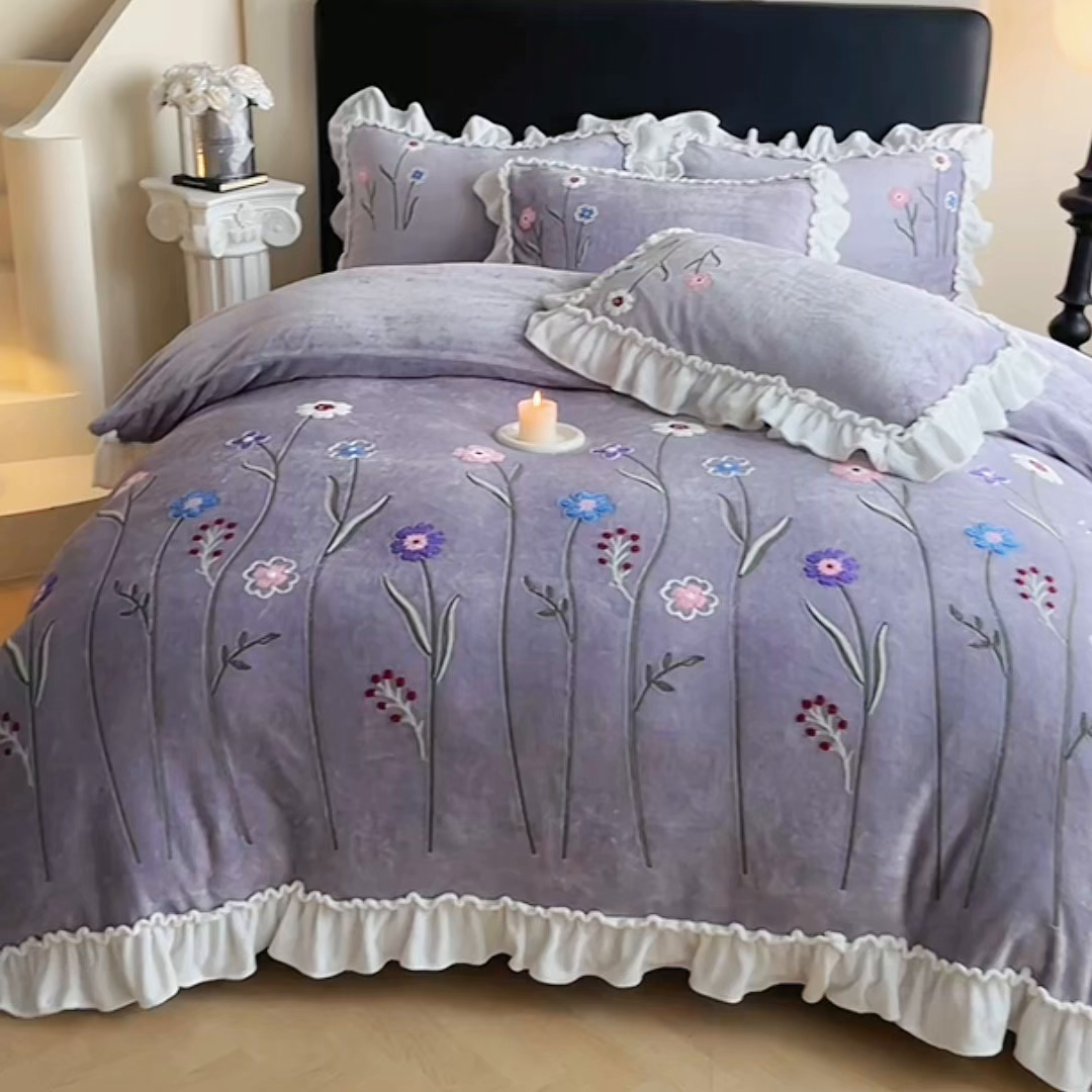 91家纺网 家纺一手货源 找家纺 孟鑫家纺 2025新款230克高克重韩版毛巾绣牛奶绣花四件套床单床盖款被套-花香四溢 花香四溢-灰紫