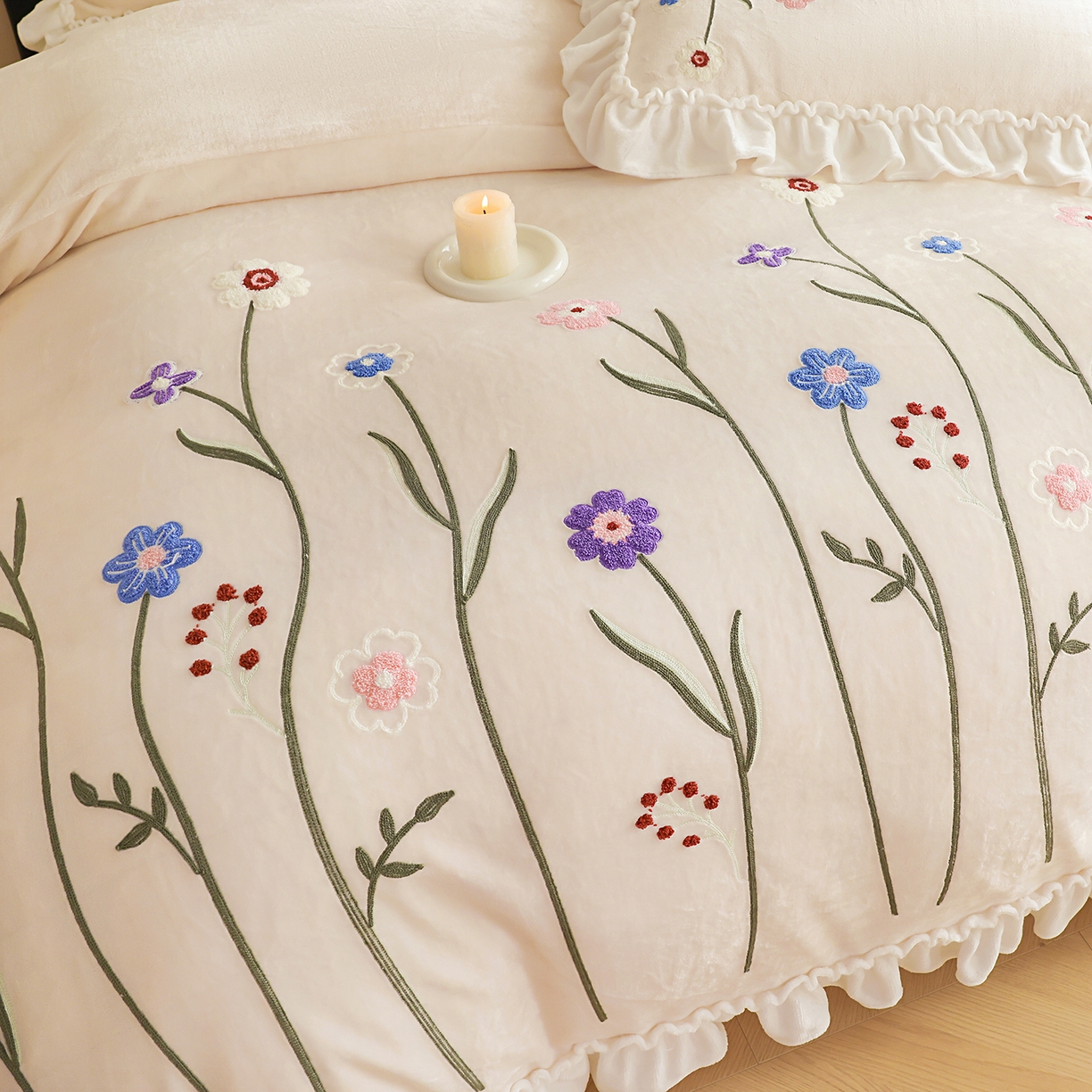 91家纺网 家纺一手货源 找家纺 孟鑫家纺 2025新款230克高克重韩版毛巾绣牛奶绣花四件套床单床盖款被套-花香四溢 花香四溢-奶昔白