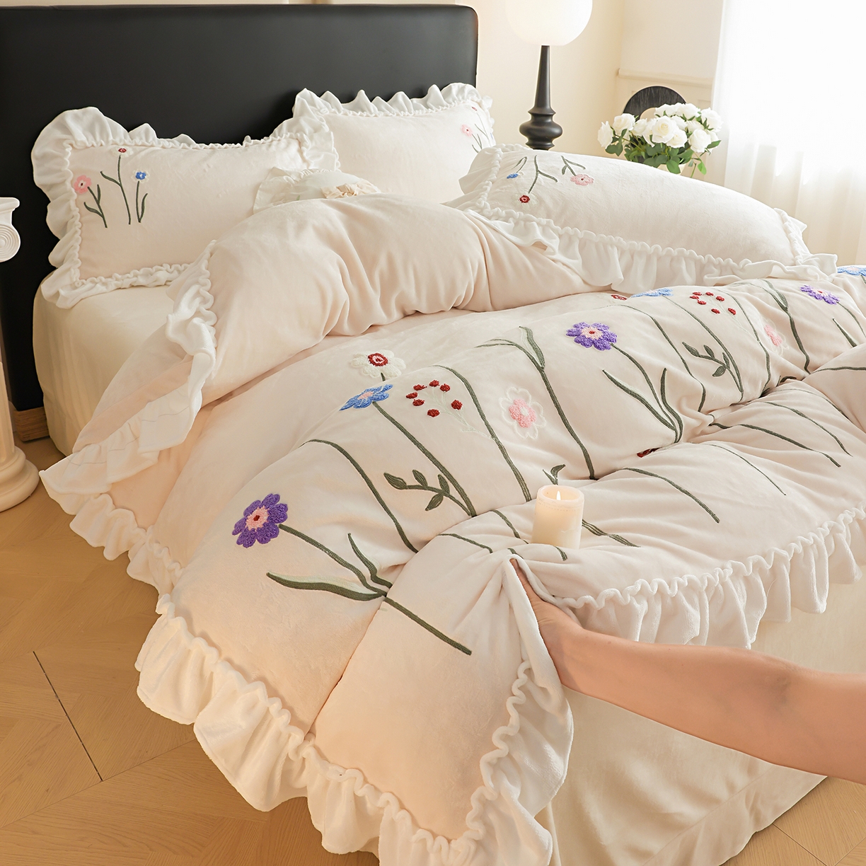 91家纺网 家纺一手货源 找家纺 孟鑫家纺 2025新款230克高克重韩版毛巾绣牛奶绣花四件套床单床盖款被套-花香四溢 花香四溢-奶昔白