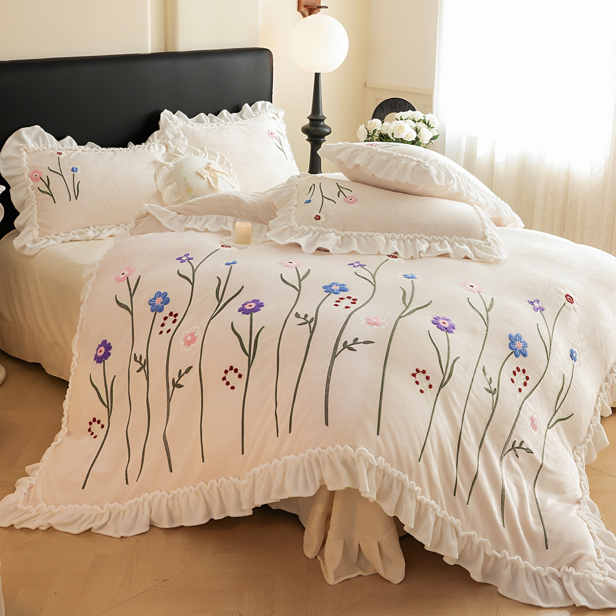 91家纺网 家纺一手货源 找家纺 孟鑫家纺 2025新款230克高克重韩版毛巾绣牛奶绣花四件套床单床盖款被套-花香四溢 花香四溢-奶昔白