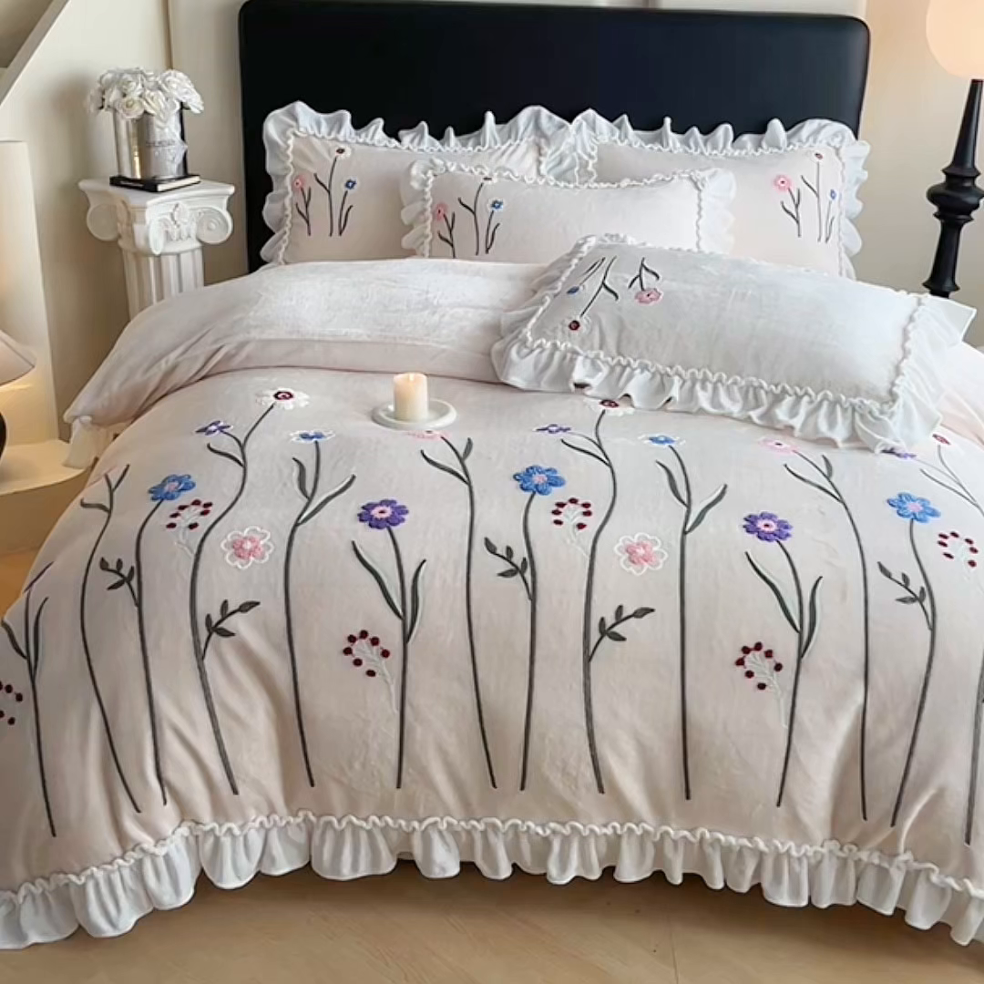 91家纺网 家纺一手货源 找家纺 孟鑫家纺 2025新款230克高克重韩版毛巾绣牛奶绣花四件套床单床盖款被套-花香四溢 花香四溢-奶昔白