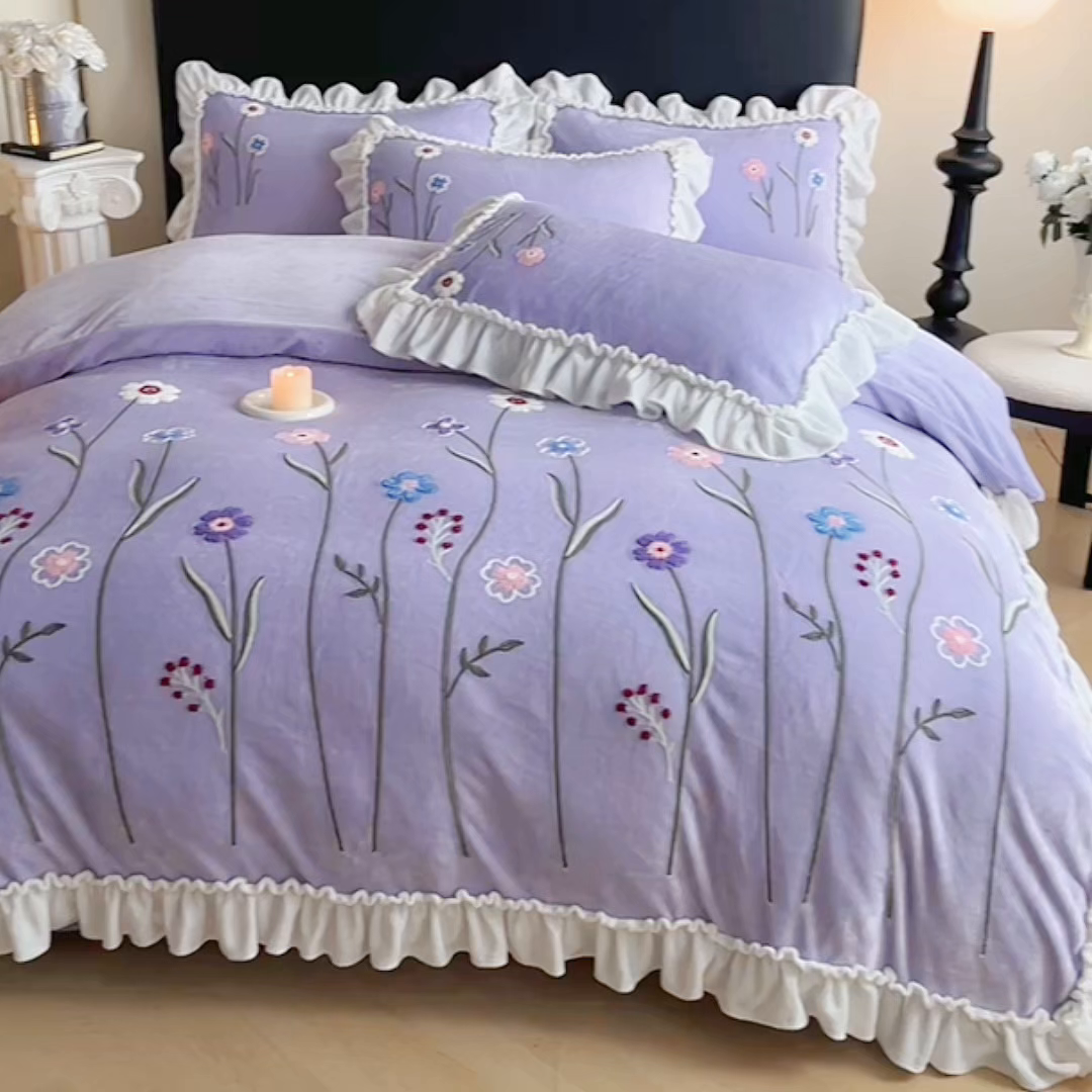 91家纺网 家纺一手货源 找家纺 孟鑫家纺 2025新款230克高克重韩版毛巾绣牛奶绣花四件套床单床盖款被套-花香四溢 花香四溢-千夏紫