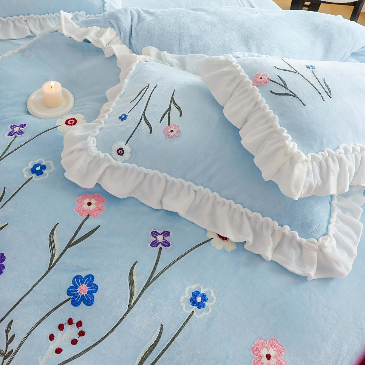 91家纺网 家纺一手货源 找家纺 孟鑫家纺 2025新款230克高克重韩版毛巾绣牛奶绣花四件套床单床盖款被套-花香四溢 花香四溢-天兰