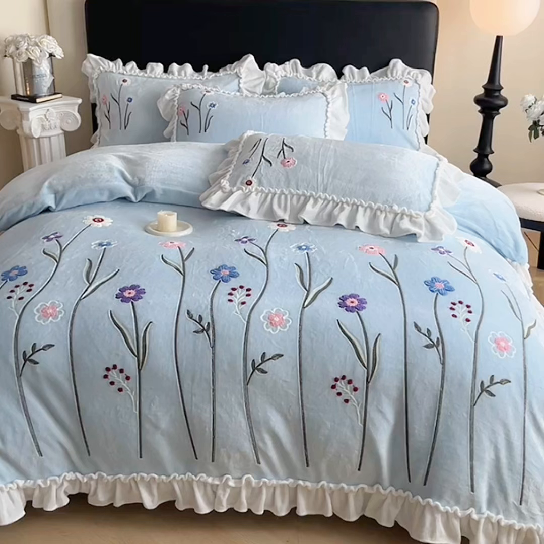 91家纺网 家纺一手货源 找家纺 孟鑫家纺 2025新款230克高克重韩版毛巾绣牛奶绣花四件套床单床盖款被套-花香四溢 花香四溢-天兰