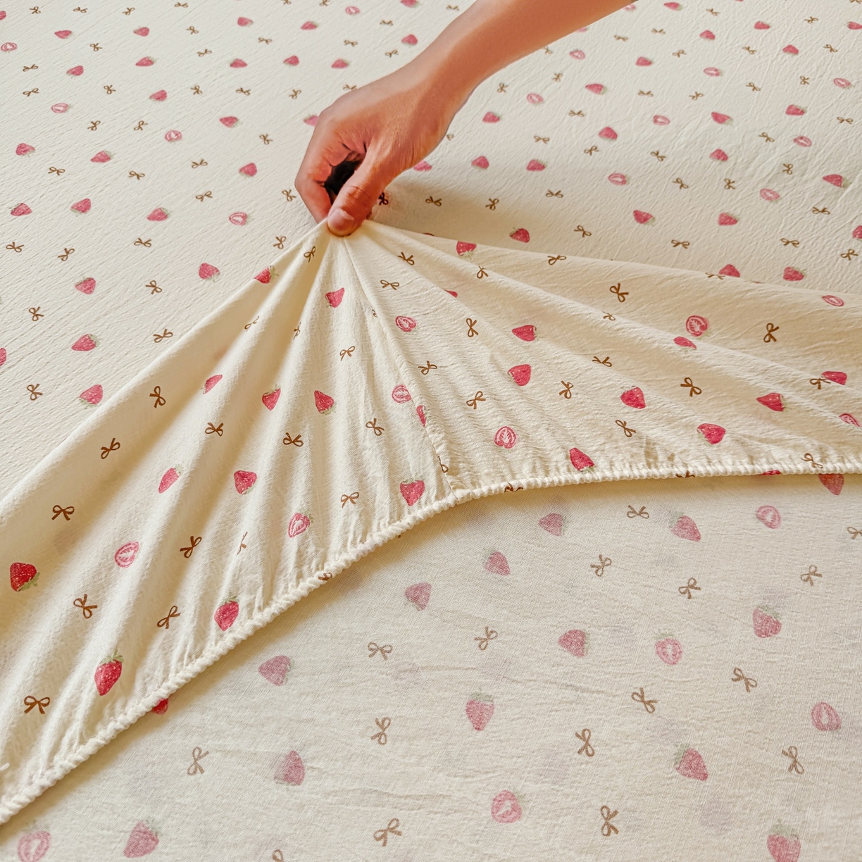 91家纺网 家纺一手货源 找家纺 汣沐生活 2025新款A类木棉双层纱印花床笠 草莓甜心派