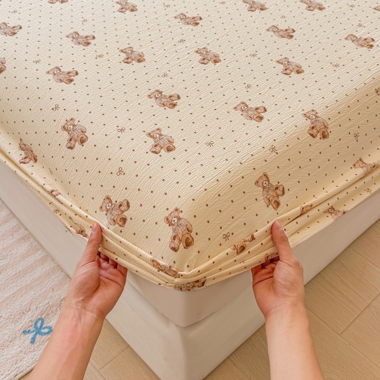 91家纺网 家纺一手货源 找家纺 汣沐生活 2025新款A类木棉双层纱印花床笠 黄油小熊