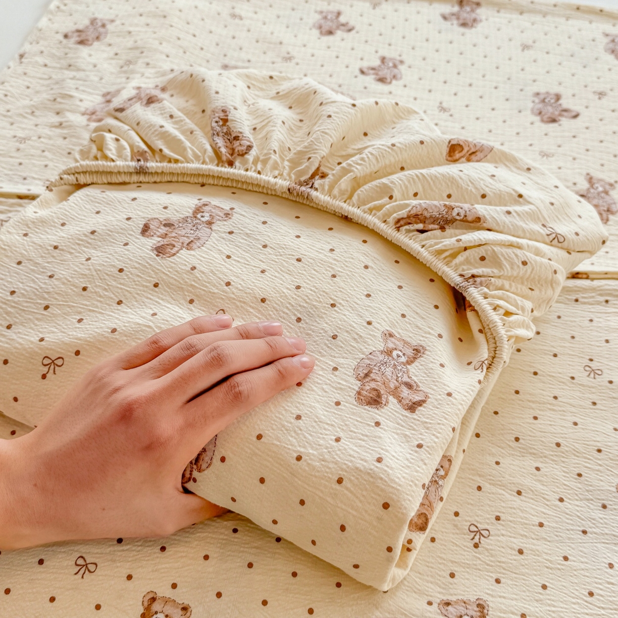 91家纺网 家纺一手货源 找家纺 汣沐生活 2025新款A类木棉双层纱印花床笠 黄油小熊